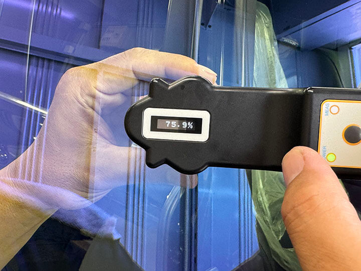 令和5年ランドクルーザーのカーフィルム施工後内側のリアガラス
